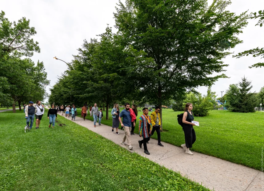 La murale Hawe Henewakame (Le grand fleuve), une création artistique emblématique,  célébration immersive et culturelle au bord du fleuve de Montréal.