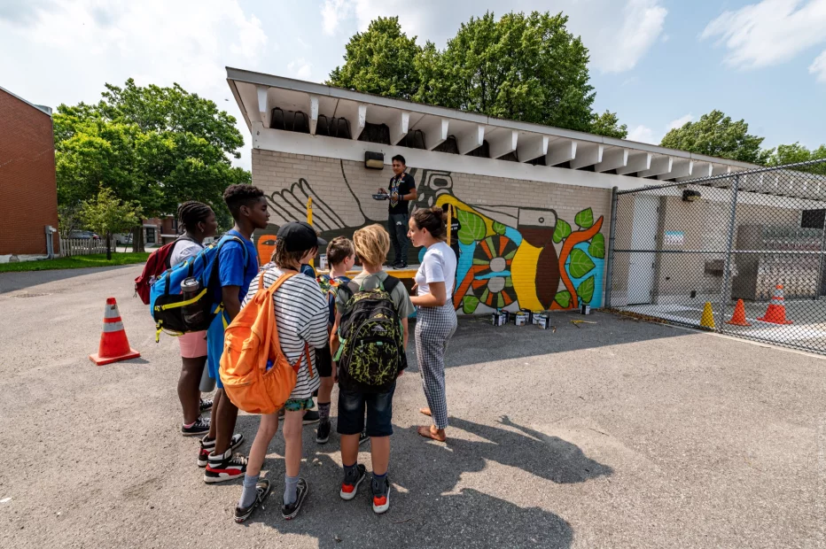 La murale Hawe Henewakame (Le grand fleuve), une création artistique emblématique,  célébration immersive et culturelle au bord du fleuve de Montréal.