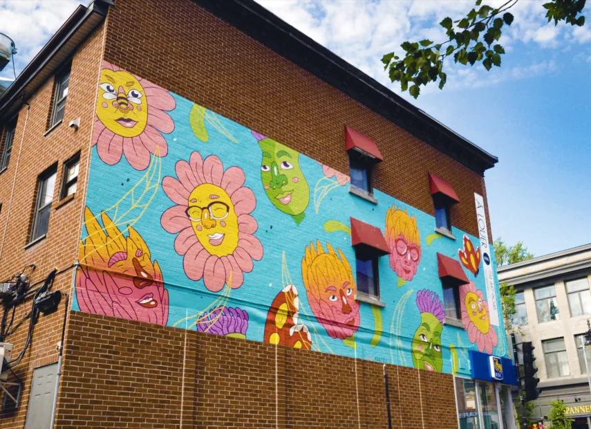 En 2022, la ville de Montréal, à travers son Programme d'Art Mural, a donné vie à un projet ambitieux au cœur du Village sur la rue Sainte-Catherine Est, axé sur la thématique de l'inclusivité.