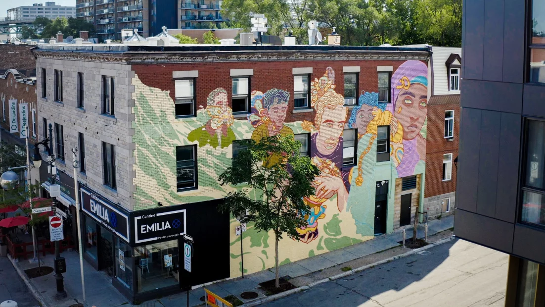 En 2022, la ville de Montréal, à travers son Programme d'Art Mural, a donné vie à un projet ambitieux au cœur du Village sur la rue Sainte-Catherine Est, axé sur la thématique de l'inclusivité.
