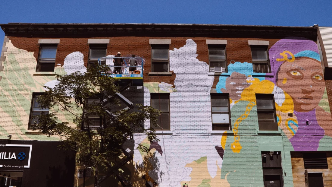 En 2022, la ville de Montréal, à travers son Programme d'Art Mural, a donné vie à un projet ambitieux au cœur du Village sur la rue Sainte-Catherine Est, axé sur la thématique de l'inclusivité.
